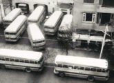 Frota de ônibus e lotações Metropolitana da extinta empresa Martins & Simões diante de sua garagem no bairro do Leblon, na Zona Sul do Rio de Janeiro (RJ), nos anos 60 (fonte: Ivonaldo Holanda de Almeida / ciadeonibus).