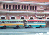 À esquerda, ônibus Maroto diante do Mercado São Brás, Belém (PA), em detalhe de cartão postal; embora com lateral e para-brisa semelhantes, o veículo à direita não aparenta ser um Metropolitana.