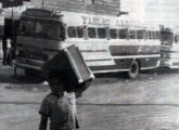 Metropolitana LP da Viação Araguarina (então empresa de Araguari -MG, em 1960 transferida para Goiânia - GO) operando linha rodoviária para Brasília (DF), durante a construção da Capital Federal (fonte: Ivonaldo Holanda de Almeida / onibusbrasil).