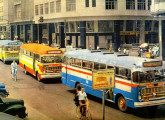 Em fotografia do início da década de 60 tomada no centro de Niterói (RJ), quatro ônibus Mercedes-Benz LP com carroceria Metropolitana de empresas de Niterói e São Gonçalo (RJ) (fonte: site classicalbuses).
