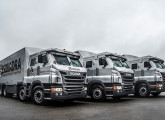 Três Scania P 250 8x2 blindados fornecidos em 2016 para a transportadora mineira Esquadra; o baú tem capacidade de 14 t, ou 44 m3.