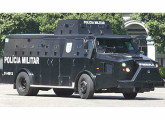Caminhão blindado VW para transporte de tropas, apelidado "caveirão", fornecido em 2009 para a Polícia Militar do Rio de Janeiro. 