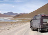 Motor-home Caracol de Gustavo Leite e Ruth Werblowsky, fotografado na Bolívia durante viagem de 14 meses e mais de 40.000 km em torno da América do Sul; o casal partiu de São Paulo, em março de 2015, em direção do Nordeste, Belém e Manaus, a partir daí atingindo a Venezuela e, em sentido anti-horário cruzando outros sete países do continente (foto: Gustavo Leite / autoentusiastas). 