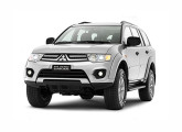 Pajero Dakar HPE 2014, também com novo visual dianteiro. 