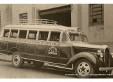 Na primeira metade da década de 40 a Modêlo alterou as linhas frontais de suas carrocerias, substituindo as vigias laterais aos para-brisas por janelas defletoras, a um só tempo melhorando a ventilação interna e tornando menos abrupto o alargamento da carroceria; o ônibus da foto, um Ford 1939, operava entre Tupã e Regente Feijó (SP).   