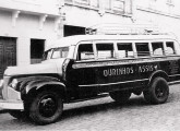 Studebaker 1941-48 chassi-curto com carroceria rodoviária; operava a linha Ourinhos-Assis (SP).