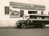 Ford 1942-47 diante da fábrica Modêlo, já agora exclusivamente dedicada à fabricação de carrocerias e com chamativo letreiro na fachada; o veículo foi fabricado para a empresa Vergilio & Hase, de Assaí (PR).