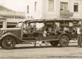 Ford 1936 com carroceria de madeira tipo "jardineira" fazendo a ligação Graça-Cafelândia, no meio-oeste do estado de São Paulo; Alfredo Gonçalves, fundador da Modêlo, teria construído a carroceria dos primeiros veículos a operarem na região.