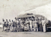 Carroceria para transporte rodoviário de longa distância sobre Ford 1938-39; esta foto, como a maioria a seguir, foi tomada diante do prédio da fábrica.