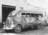 Carroceria Modêlo sobre chassi Ford COE 1938-39 praticando a ligação Quintana-Pompéia (SP).
