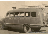 O mesmo ônibus sob outro ângulo; note que nenhuma das carrocerias da época contava com janelas de vidro, e sim com toldos de lona, como nos bondes.