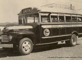 Ford 1948-50 da Andorinha; por volta de 1950 a Modêlo alterou mais uma vez a configuração dos para-brisas de seus ônibus, eliminando as colunas que os separavam das vigias laterais, copiando o bem-resolvido estilo então utilizado pela Grassi. 