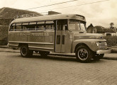 Ford 1950 na linha Lins-Marília (SP); os para-brisas mudaram mais uma vez, agora definitivamente abandonando as vigias laterais; as bandeiras ainda são as antigas.