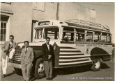 Pequeno rodoviário Ford 1951 ou 1952 da empresa Expresso Pássaro Azul, alocado às linhas de longa distância entre o norte do Paraná e Curitiba. 