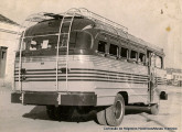 O mesmo ônibus, fotografado pela traseira.