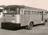 Seguindo o mesmo estilo, porém montado sobre chassi pesado FNM, este ônibus de 1959 compunha a frota da empresa S. José Manoel Carreira & Filhos Ltda., de Rolândia (PR).  