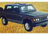 Um Chevrolet D-20 1986 com a mesma configuração, agora com faróis quádruplos, nova grade e delicada pintura personalizada. 