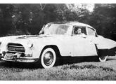 A maioria das carrocerias de Oliviero Monarca vinha carregada de cromados, como este Ford cupê 1955 (fonte: Revista de Automóveis).    