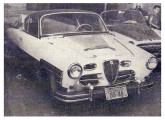 Lancia em duas cores e com acabamento de luxo, também de 1955; ao fundo, um Fiat conversível (fonte: Revista de Automóveis).    