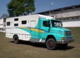 Caminhão semipesado Mercedes-Benz com tração 4x4 recentemente transformado em motor-home pela Motor Trailer.