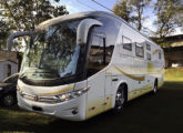 Ônibus Marcopolo Viaggio 1050 sobre chassi Mercedes-Benz O 500, em 2016 totalmente equipado como motorhome: além de suíte, quatro beliches, banheiro e cozinha no interior, parte de seus amplos bagageiros acolheram outra cozinha completa, com acesso externo, além de lavadora-secadora de roupas.