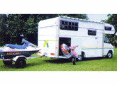 Modelo Classe C, sobre chassi-cabine Mercedes-Benz Sprinter 1998, com garagem para motocicleta. 