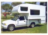 Camper sobre picape Chevrolet S-10. 