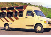 Multivan TransVan com 18 lugares; a grade indica a origem do chassi, neste caso Ford F-4000. 