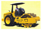 Compactador articulado vibratório VAP70, com rolo pé-de-carneiro, o mesmo motor do trator florestal e transmissão hidrostática. 