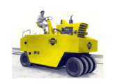 Compactador de pneus DP-12, com nove rodas e maior capacidade de recobrimento.