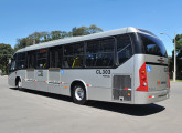 O mesmo ônibus em vista lateral traseira.