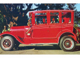Labate 1922, com elementos mecânicos Opala, montado em 2005 sobre um chassi Ford modelo A de 1929; a carroceria original foi alterada e complementada com elementos de fibra de vidro (fonte: Opala&Cia). 