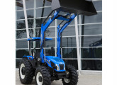 Trator T6 equipado com pá carregadeira, um dos implementos especializados lançados pela New Holland Agriculture em 2015.