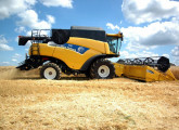 Maior colheitadeira do país à época, também a New Holland CR8090 foi lançada em 2015.
