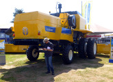 Em paralelo com suas moderníssimas colheitadeiras axiais, a New Holland mantinha em linha o antigo modelo TC5090 (180 cv, tanque de 5.000 l), com sistema de trilha por cilindro transversal, para utilização em pequenas propriedades (foto: LEXICAR).