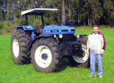 Trator New Holland 7630 4x4, versão lançada em 1996, derivada da linha de modelos herdada da Ford; fotografado em 2007, o equipamento da fotografia pertencia ao agricultor gaúcho Leandro Pedrotti. 