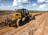 Nova motoniveladora RG200.B EVO; note o cenário da fotografia: em época de crise, a New Holland busca mercado junto ao setor agrícola.