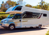 Modelo W 8.7-70SL, com 8,7 m de comprimento sobre chassi-cabine Iveco Daily, lançamento de 2013.  