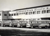 Cinco rodoviários sobre chassi Mercedes-Benz LP construídos para a Viação Campos Gerais, de Ponta Grossa (PR), diante do prédio da fábrica, em 1960; note a dianteira dos ônibus, cujo desenho antecipava o modelo de 1965 e raramente seria repetido em outras encomendas.  