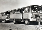 Os mesmos dois ônibus, parados junto à Alfândega uruguaia (fonte: site classicalbuses).