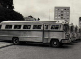 Frota de rodoviários Mercedes-Benz LP para o Expresso de Luxo, de Fortaleza (CE); note as janelas com cantos menos arredondados, padrão adotado em 1963, e o estilo da dianteira de 1960 (grade, faróis, para-brisas bipartidos): aparentemente, diferentes modelos de carrocerias conviveram no início da década de 60 (fonte: site classicalbuses). 