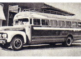 Ford F-7 1951 com carroceria rodoviária operando em Santa Catarina; note as janelas de correr, que chegaram com a estrutura metálica, ainda raras na época. 