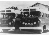 Dois ônibus sobre chassis Mercedes-Benz LP-312, ainda levando estrutura de madeira, utilizados no transporte rodoviário entre Paraná e Santa Catarina.