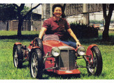 Oscar Nishimura e sua primeira mini-réplica, um sofisticado Bugatti com visual de Mercedes (foto: 4 Rodas).   