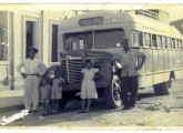 Caminhão International 1948 com carroceria artesanal; foi o primeiro ônibus a circular na cidade de Queimadas (PB) (fonte: site tataguassu).