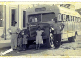 Caminhão International 1948 com carroceria artesanal; foi o primeiro ônibus a circular na cidade de Queimadas (PB) (fonte: site tataguassu).