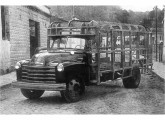 Carroceria com estrutura de madeira em construção sobre caminhão Chevrolet 1948-53; a foto, tomada em Vitória (ES), é do início da década de 50.