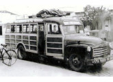 Lotação com estrutura de madeira sobre caminhão leve GMC do início dos anos 50 operando na região de Governador Valadares (MG) (fonte: portal anosdourados).
