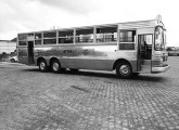 Ainda mais impróprias são as adaptações de terceiro-eixo a chassis de caminhão, como neste Caio/Mercedes-Benz da carioca Viação Redentor, no final da década de 70 (fonte: site ciadeonibus).