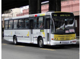 Em pleno século XXI, preparando-se para sediar a Copa do Mundo e as Olimpíadas, as autoridades municipais do Rio de Janeiro ainda autorizam o emplacamento de veículos como a da foto: carros com motor dianteiro sub-potenciado, suspensão por feixe de molas, chassi alto, balanço traseiro excessivo e duas portas estreitas, ridiculamente próximas do eixo dianteiro; aliado ao posicionamento da catraca, localizada ao pé da porta, tal layout inviabiliza qualquer tentativa de racionalização do fluxo interno de passageiros e de dinamização da operação de sobe-desce nos pontos de parada; o câmbio é, evidentemente, manual; a empresa serve à zona sul da cidade; a carroceria Marcopolo é de 2011 (foto: Roberto Marinho). 